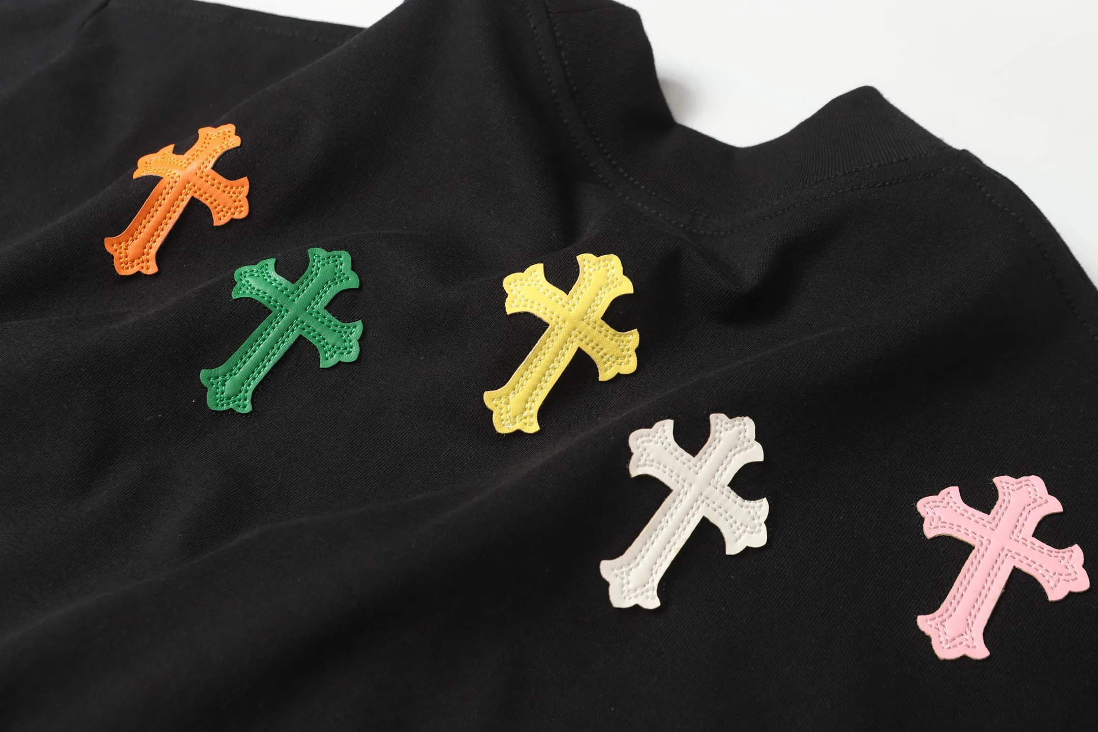 P150 Chrome Hearts CH Chrome Hearts cross leather embroidered short-sleeved T-shirt. Made with imported Tajima machine. The leather is custom-dyed. The hardware accessories are all custom-made. Correctly configured. Black 2025 Chrome Hearts authentic packaging. 280 grams of custom-dyed double-yarn cotton. Large version. Loose and stylish. The difference between low version and slim version is that the upper body stretches the hips. 100% commitment: top quality. Not fast food. The highest version on the market. Top quality - Differentiate from the ordinary versions on the market. If you care about quality, you should also respect the price. Absolutely 0 after-sales service. 0 return rate so far. It’s hard not to love the style - 280g double yarn cotton custom-dyed fabric - Correct high-density main mark, washed tag, hand-sewn